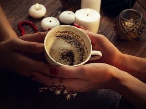 La lecture dans le marc de café